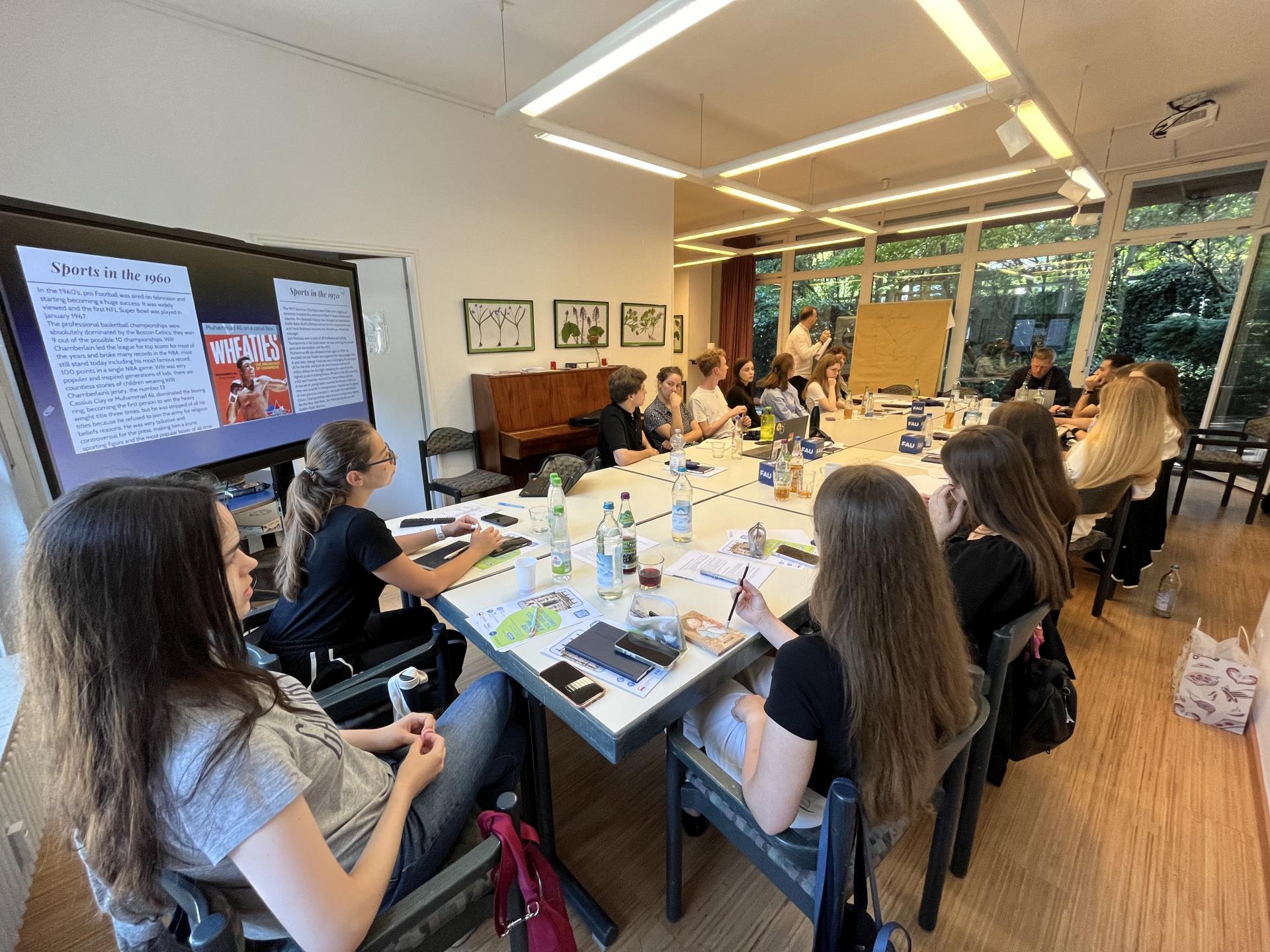 Studierende bei einem Vortrag in einem Seminarraum.