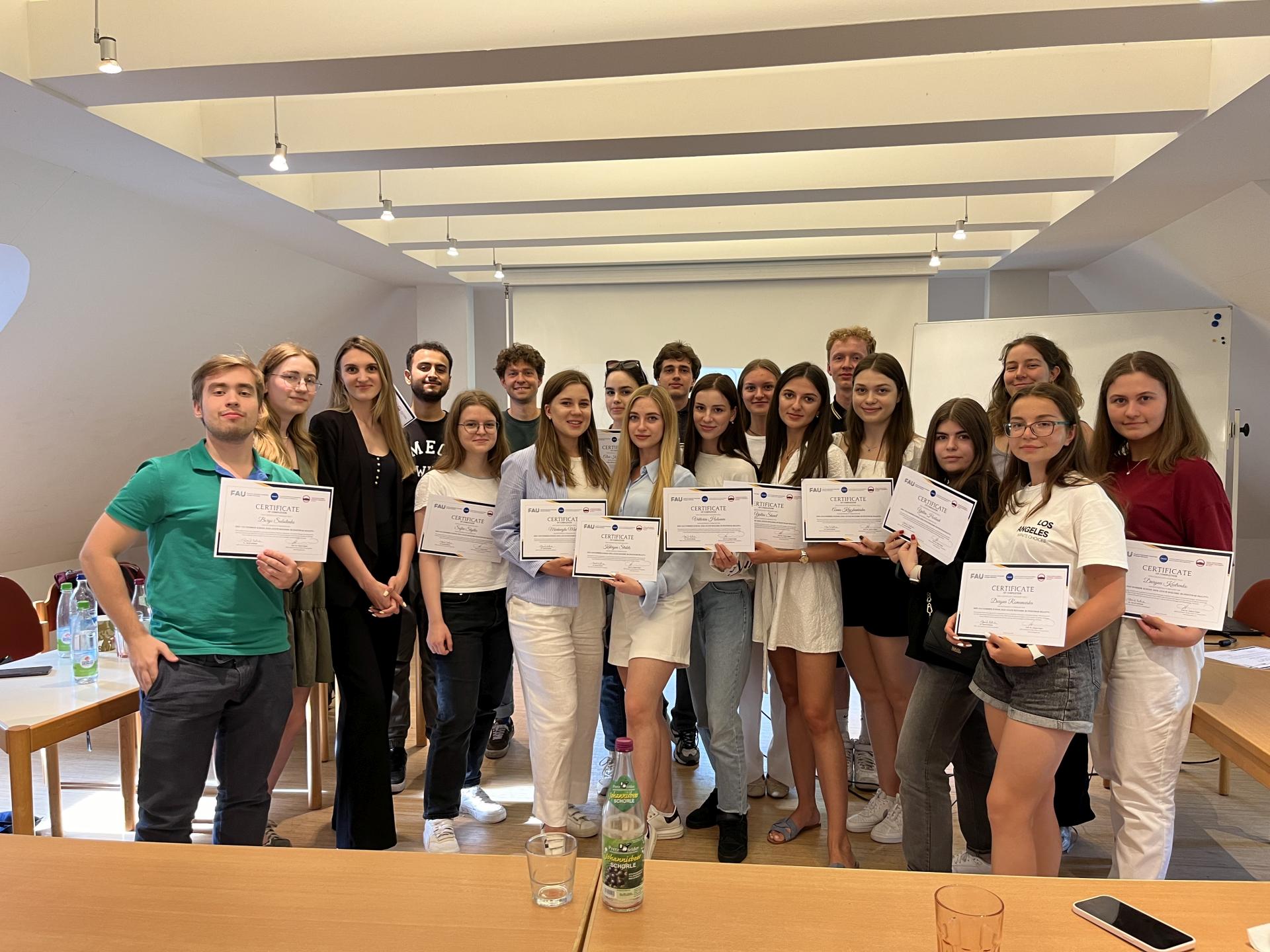 Gruppenbild mit Zertifikatübergabe.