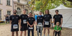 Menschen mit Startnummern und Sportkleidung im Erlanger Schlossgarten