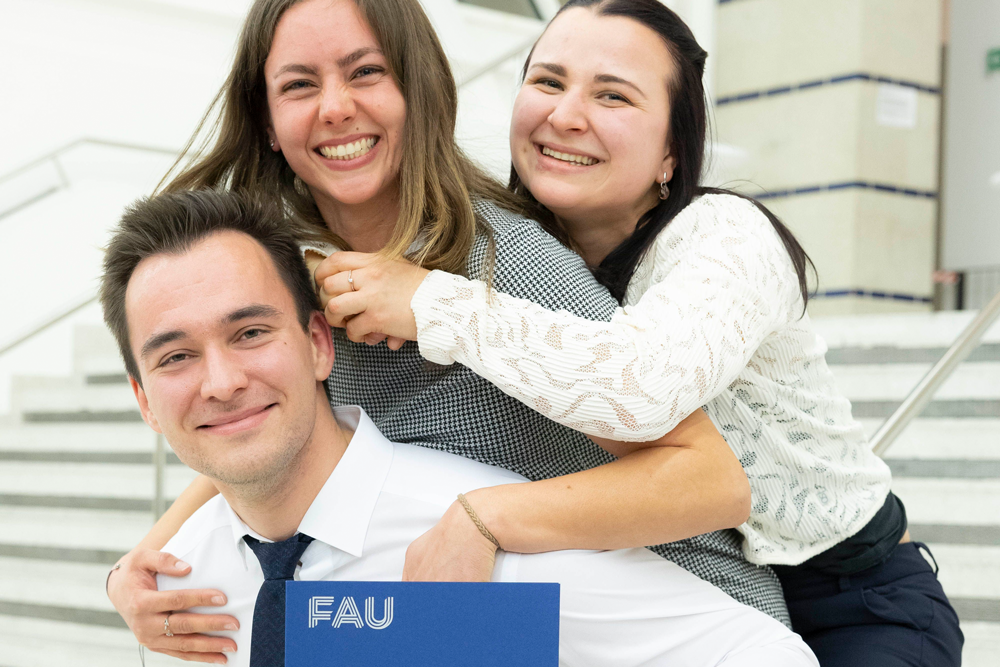 Drei FAU Studierende freuen sich über das Deutschlandstipendium
