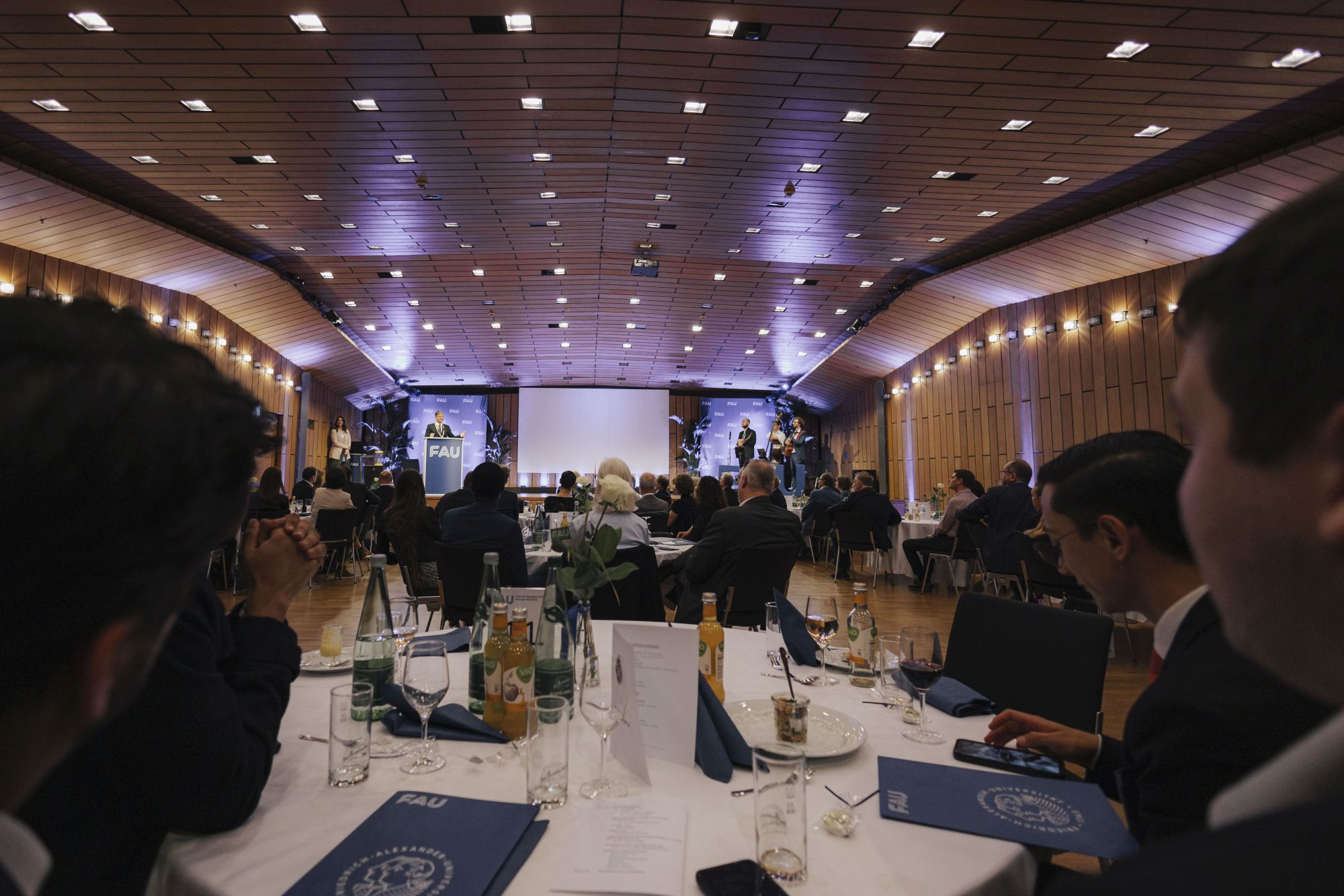 FAU Awards 2024 Menschen an Tischen