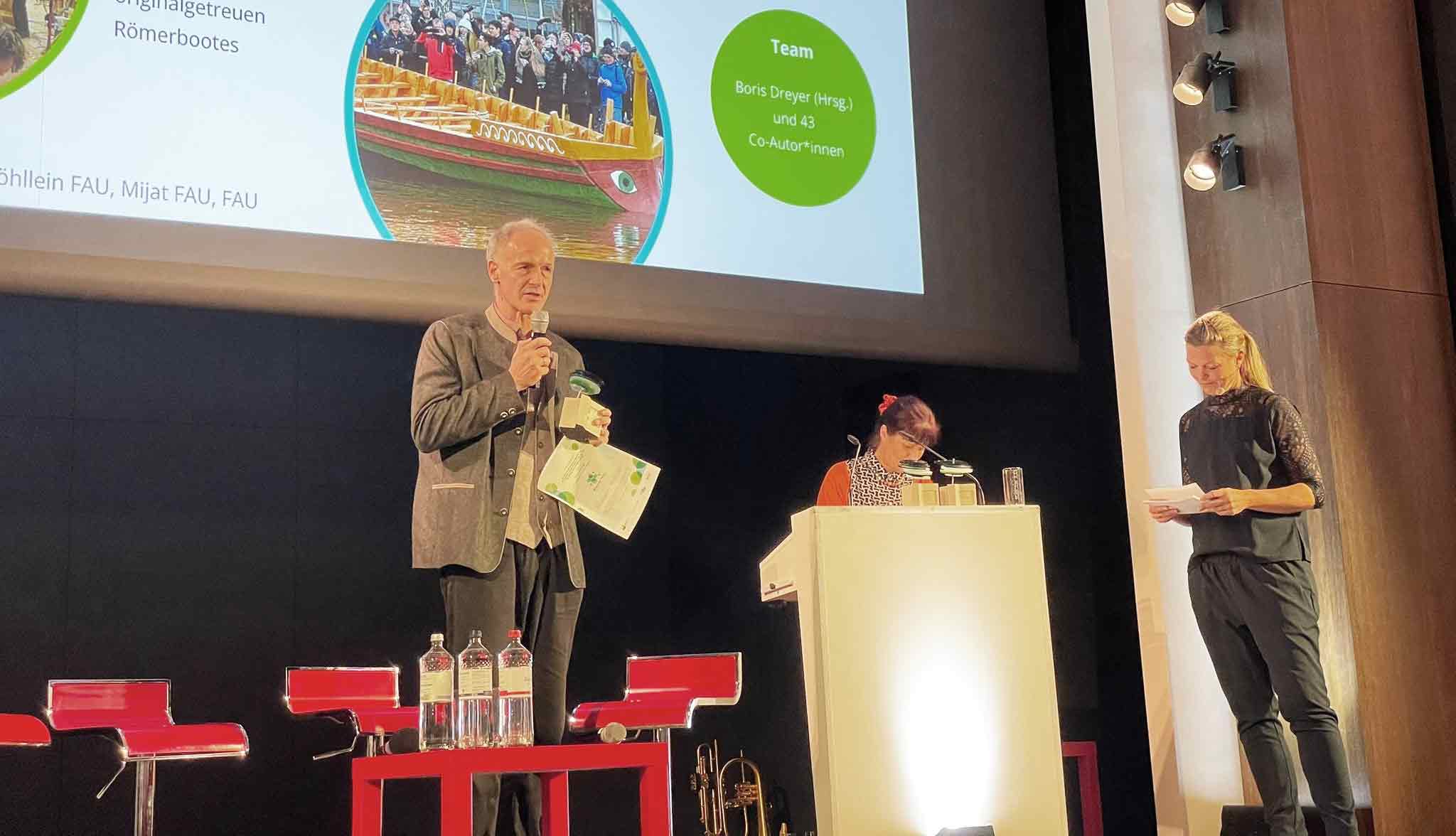 FAU-Prof Boris Dreyer spricht auf der Preisverleihung für den Preis 