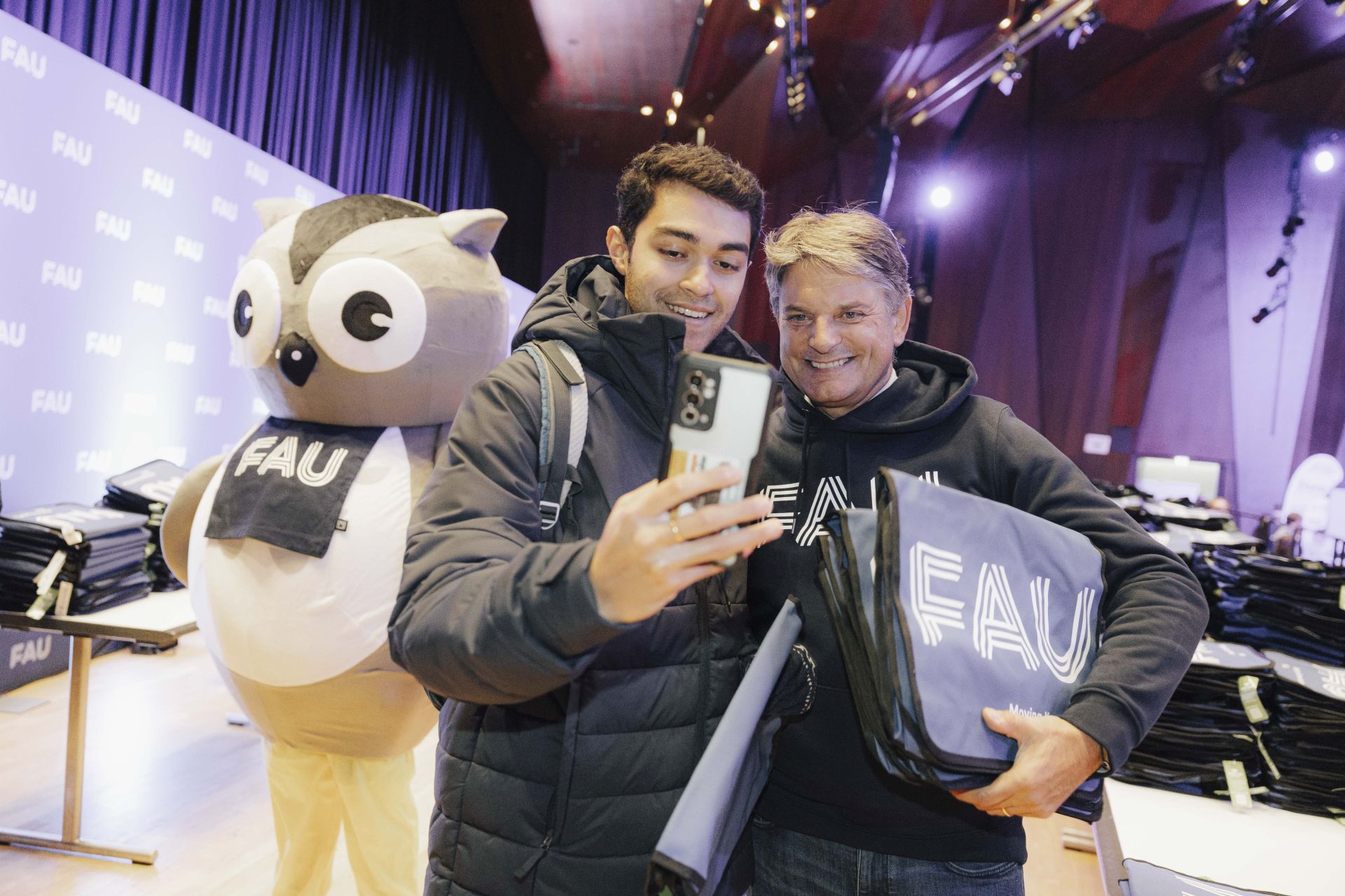 Ein Student macht ein Selfie mit FAU-Präsident Joachim Hornegger.