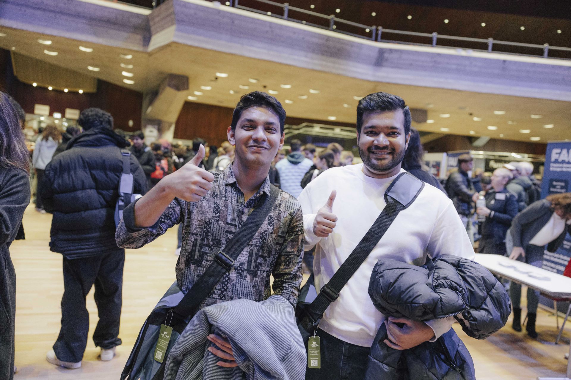 Zwei Studierende der FAU.