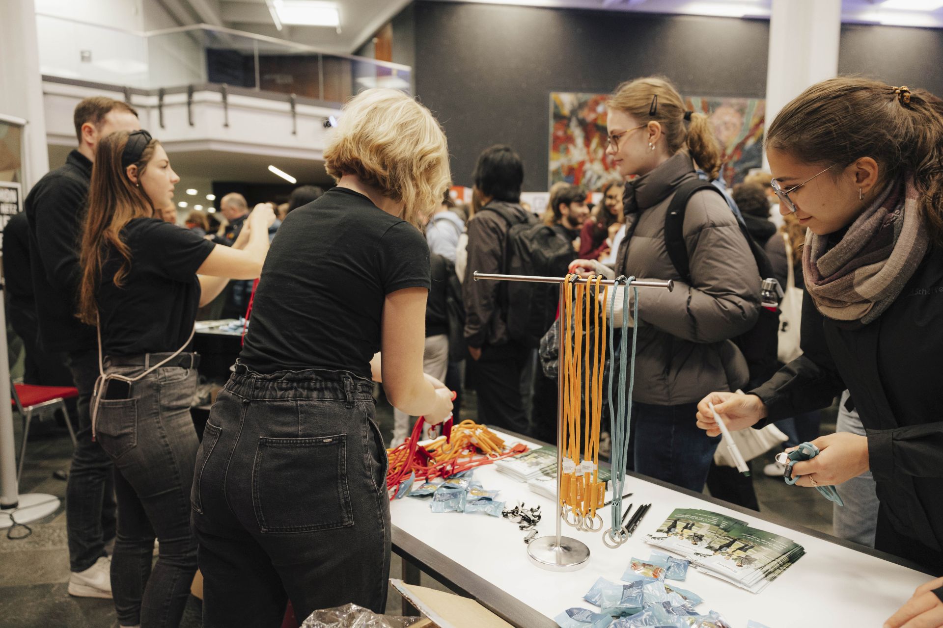 Studierende an einem Stand.