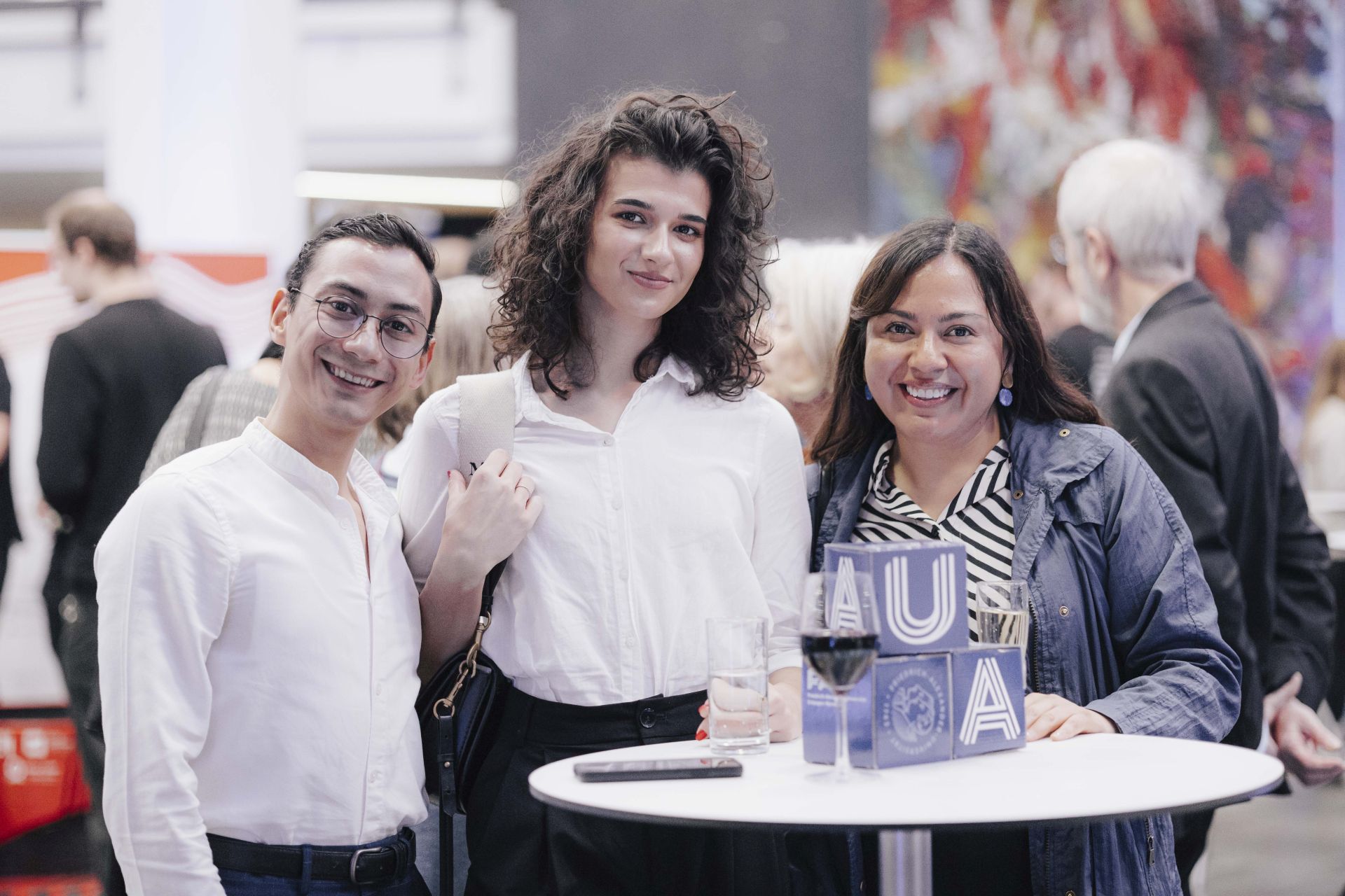 Drei Frauen lachen in die Kamera.