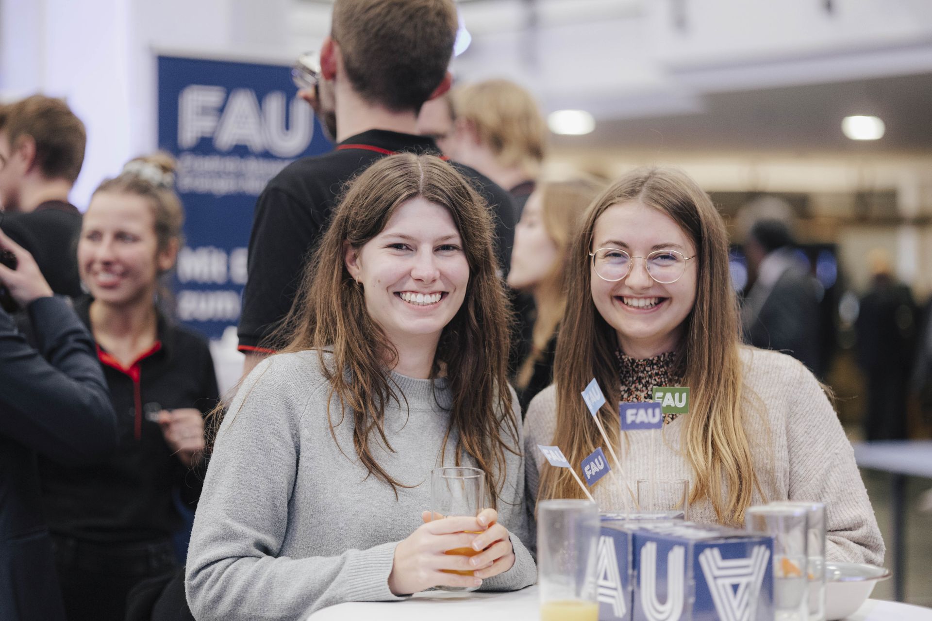 Zwei Frauen lachen in die Kamera.