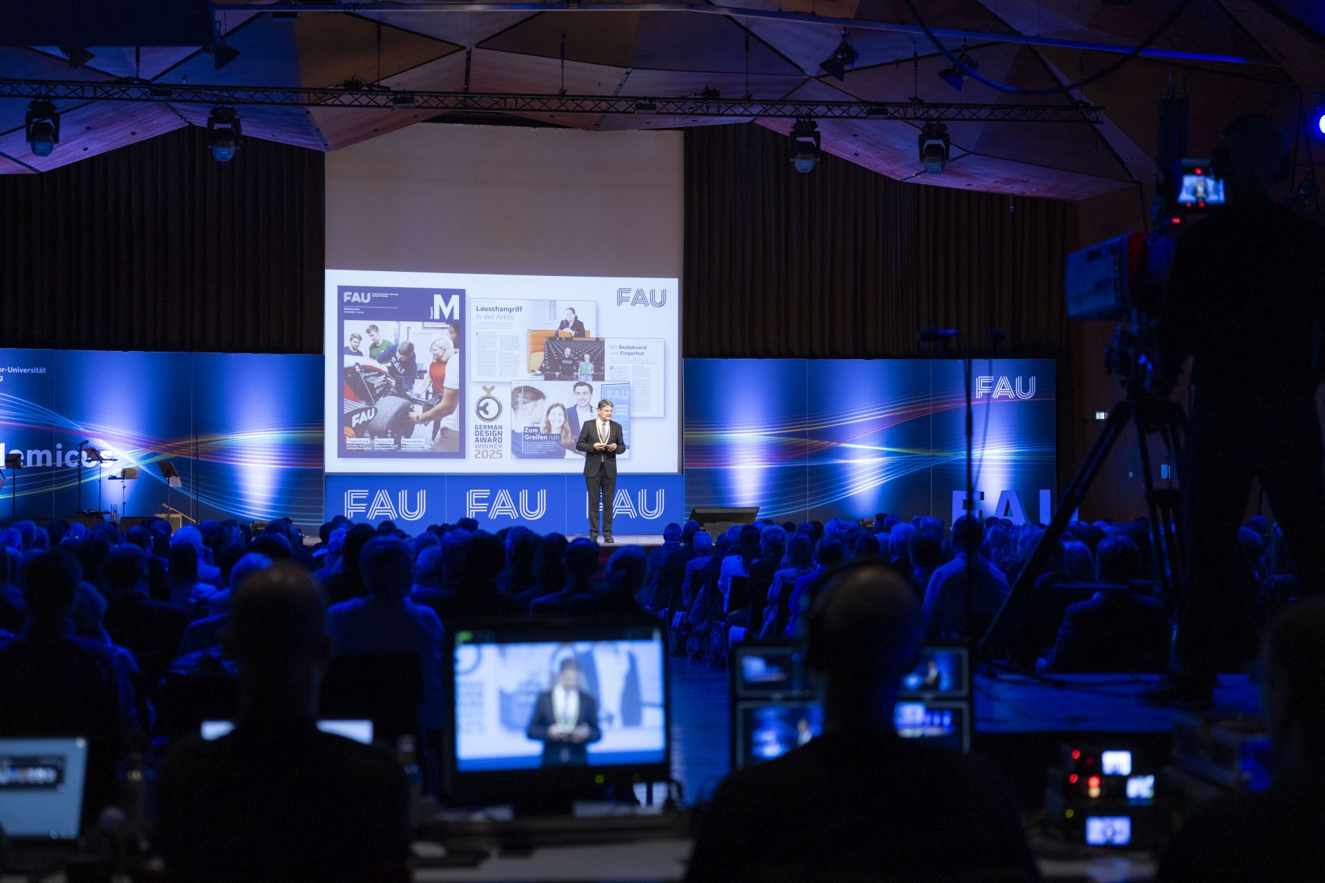 FAU-Präsident Prof. Dr. Joachim Hornegger hält eine Rede auf der Bühne.