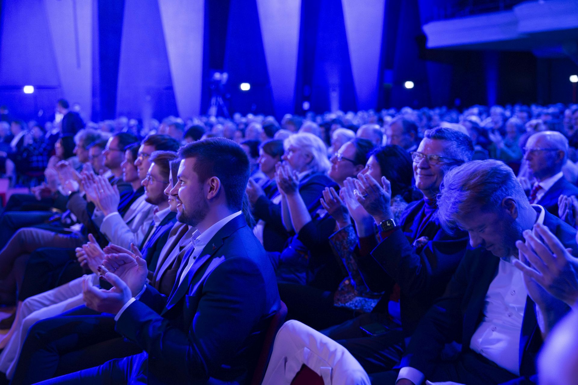 Die Gäste des Dies academicus klatschen.