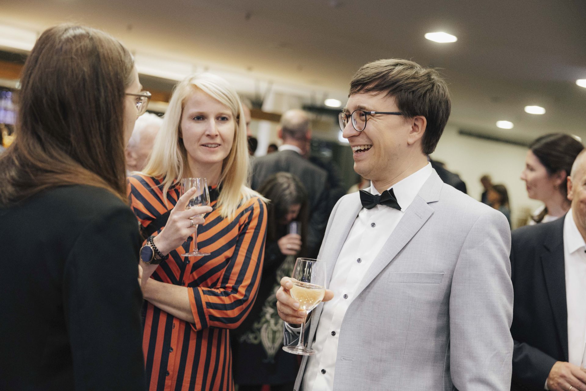 Drei Personen unterhalten sich bei der Feier zum Dies academicus 2024.