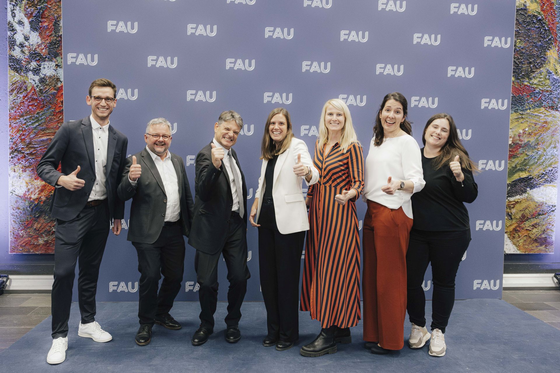 Gruppenbild mit FAU-Präsident.