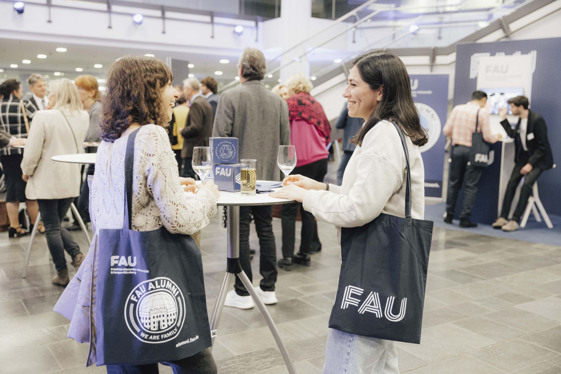 Zwei Frauen unterhalten sich beim Dies academicus der FAU.