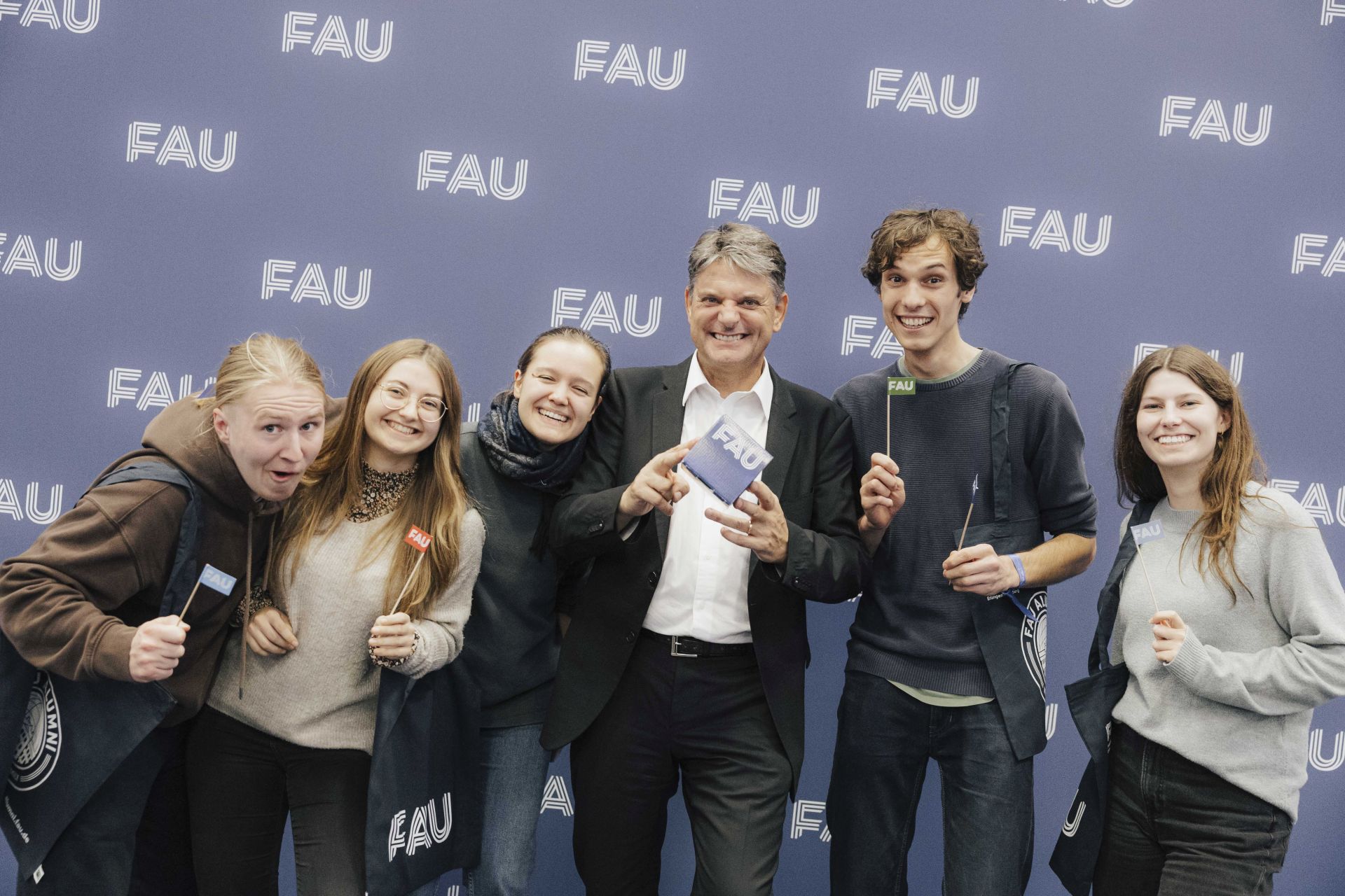 Gruppenbild mit FAU-Präsident Prof. Dr. Joachim Hornegger.
