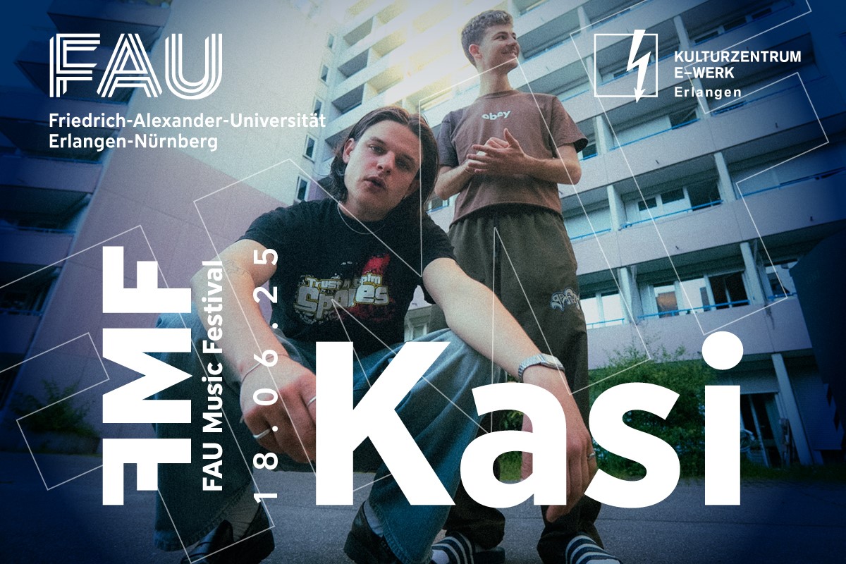 Kasi ist Headliner beim FAU Music Festival. Hier hockt er neben einer stehenden Person vor einem Plattenbau. In Text groß darüber "Kasi"