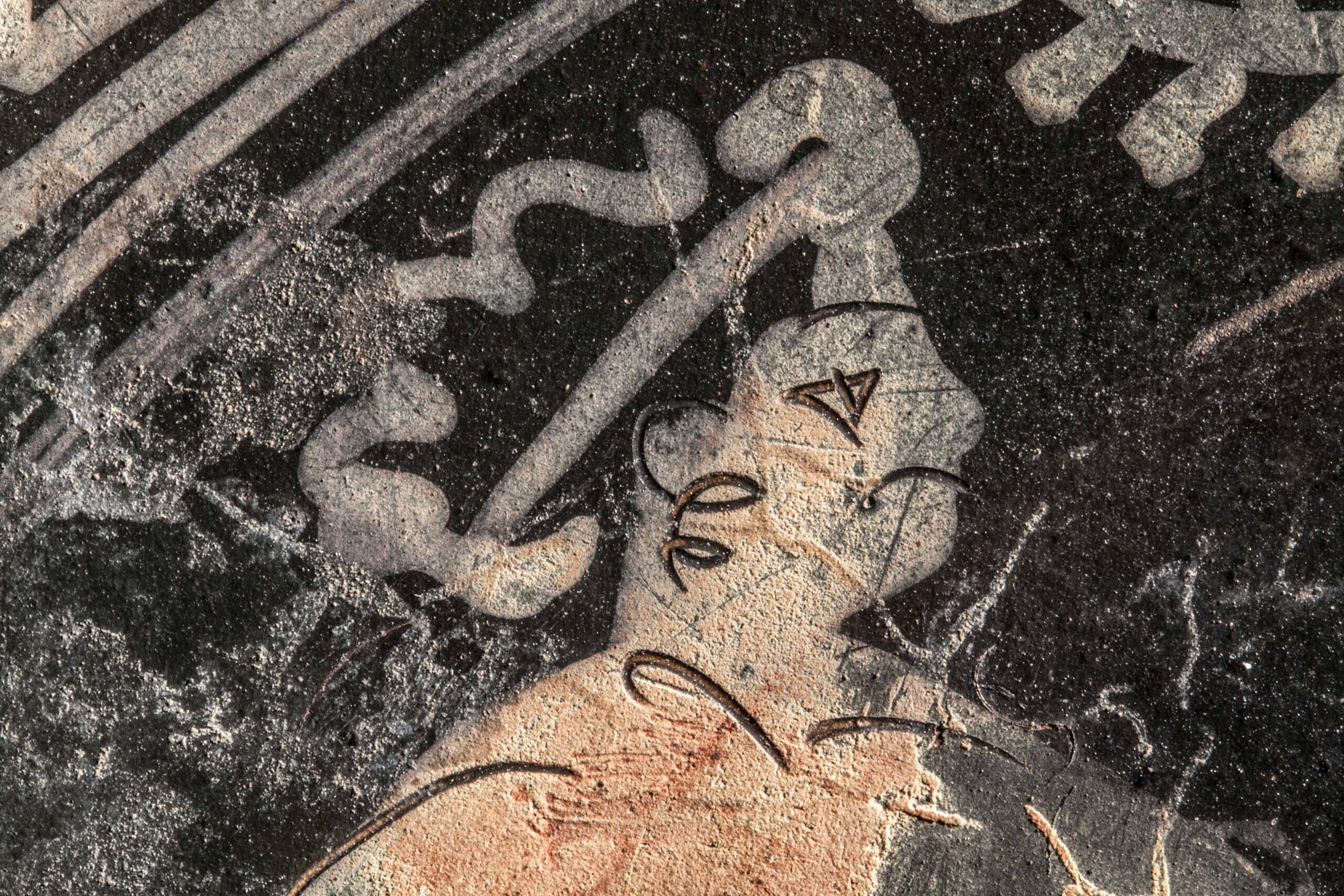 In schnellen und ausdrucksstarken Strichen gezeichnetes Gesicht eines Herren auf rotfiguriger Vase.