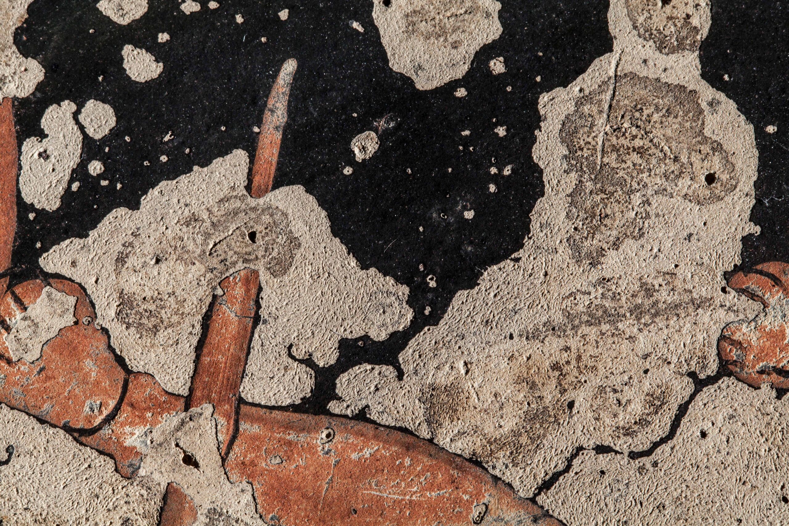 Ton unter abgeplatzter schwarzer Firnis auf rotfiguriger Vase.