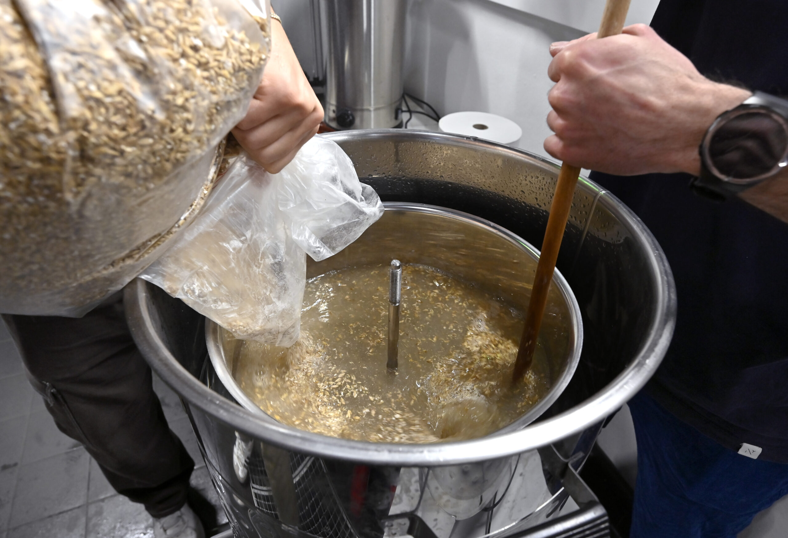 Das geschrotete Malz wird dann in das im Braumeister befindliche Malzrohr gefüllt und ins Wasser eingerührt.