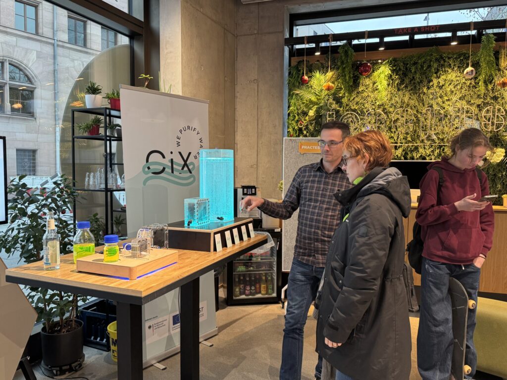 Passanten im Testspace des JOSEPHS mit dem Demonstrator von CiX.