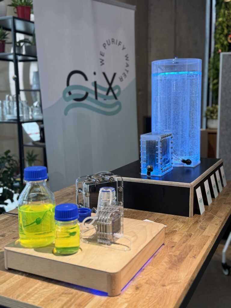 Prototyp des Wasserreiniger. Ein komplexer Aufbau mehrerer Zylinder.