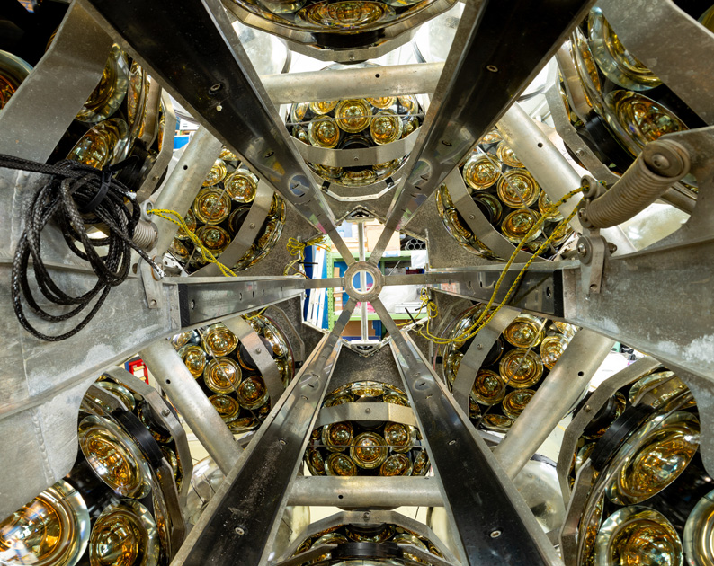 Eine Erfassungseinheit, die mit 18 DOMs ausgestattet ist, wird um eine kugelförmige Struktur aufgerollt, um sie für die Installation im Meer vorzubereiten. Dieses Trägermodul wird als Launcher Vehicle Module (LOM) bezeichnet. Dieses Bild wurde aus dem Inneren der LOM aufgenommen und zeigt die eingesetzten DOMs. Bild: Patrick Dumas_CNRS