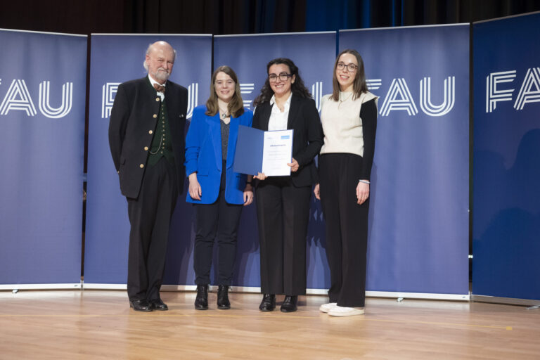 Preis für Ehrenamt: Mit Teddybären die Welt der Medizin erklären