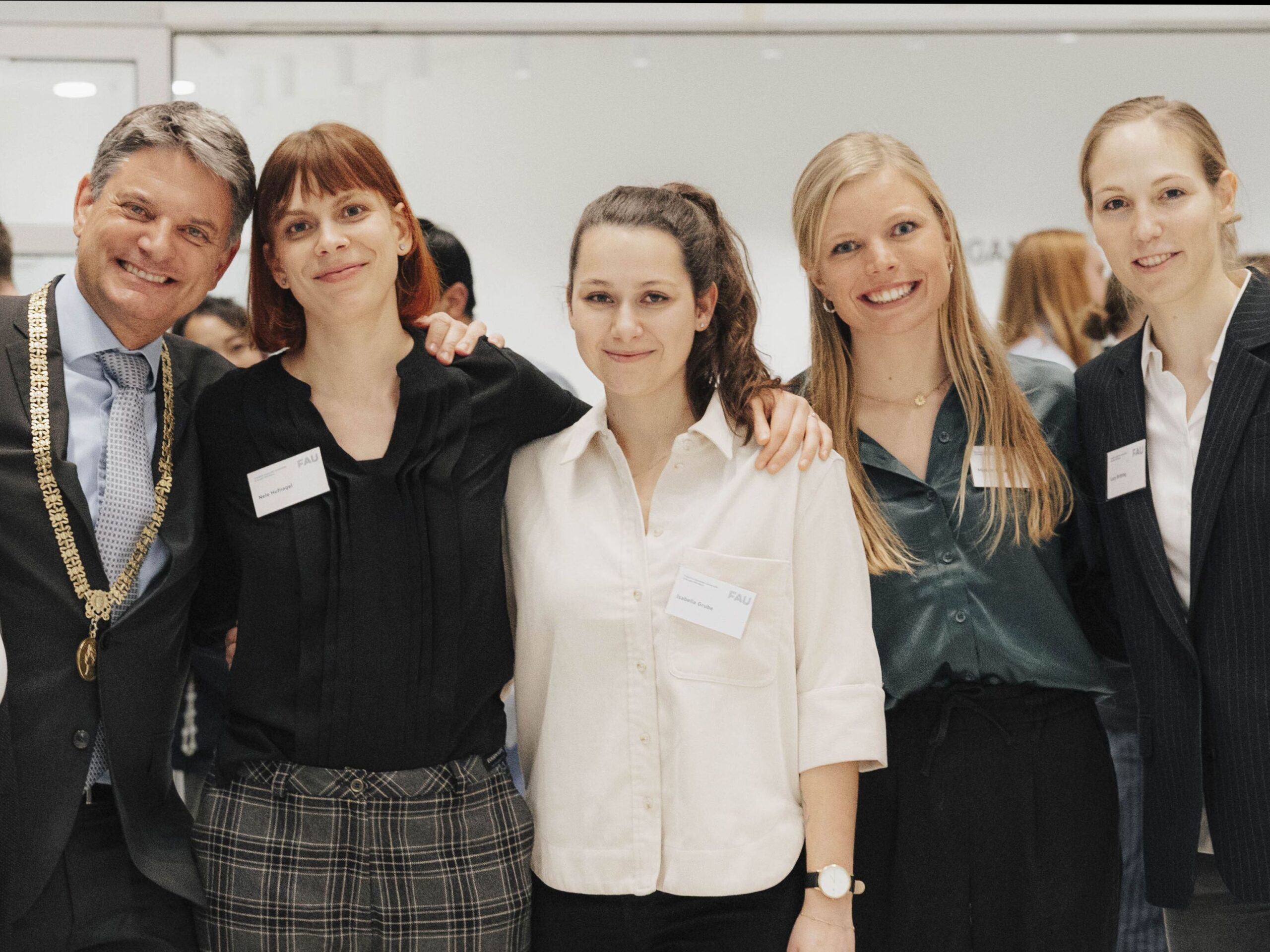 Vier Stipendiatinnen des FAU Deutschlandstipendiums mit FAU-Präsident Prof. Dr. Joachim Hornegger nebeneinanderstehend und in die Kamera lächelnd.