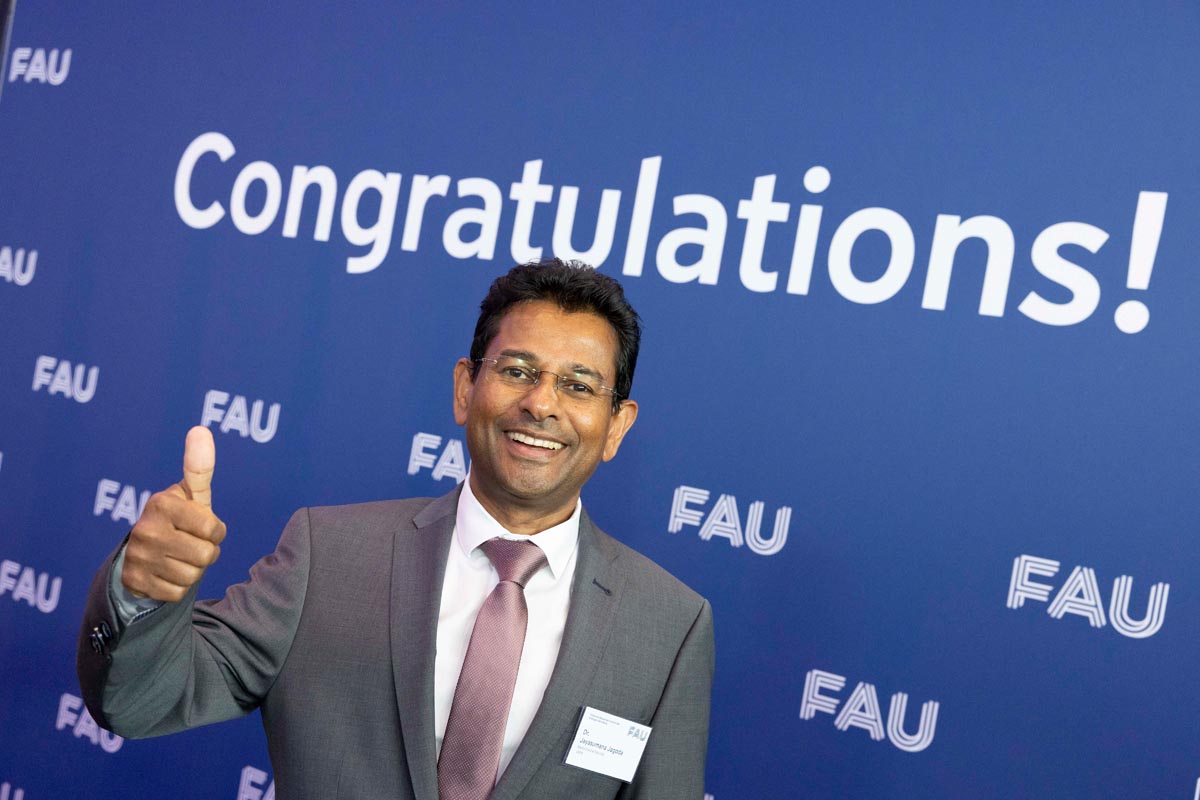 Mann mit dunklem Taint und Daumen hoch-Pose