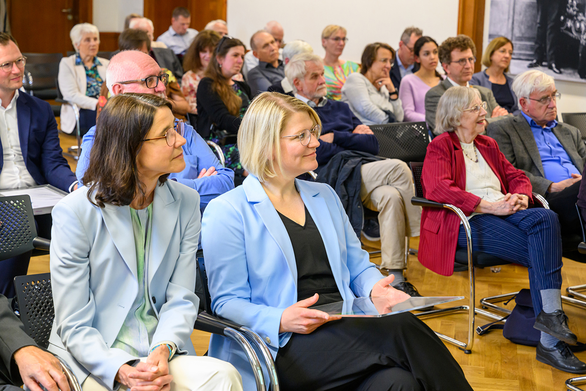 Dr. Gensberger und Dr. Hoenicke während der Laudatio.
