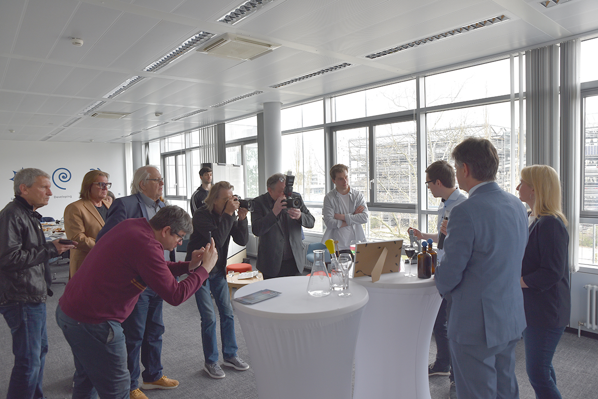 Journalisten und Fotografen umringen Präsdient Hornegger, Dr. Gmelch vom Saot und und Birgit Baumgart, die für die Organisation des Schlossgartenfests zuständig ist.
