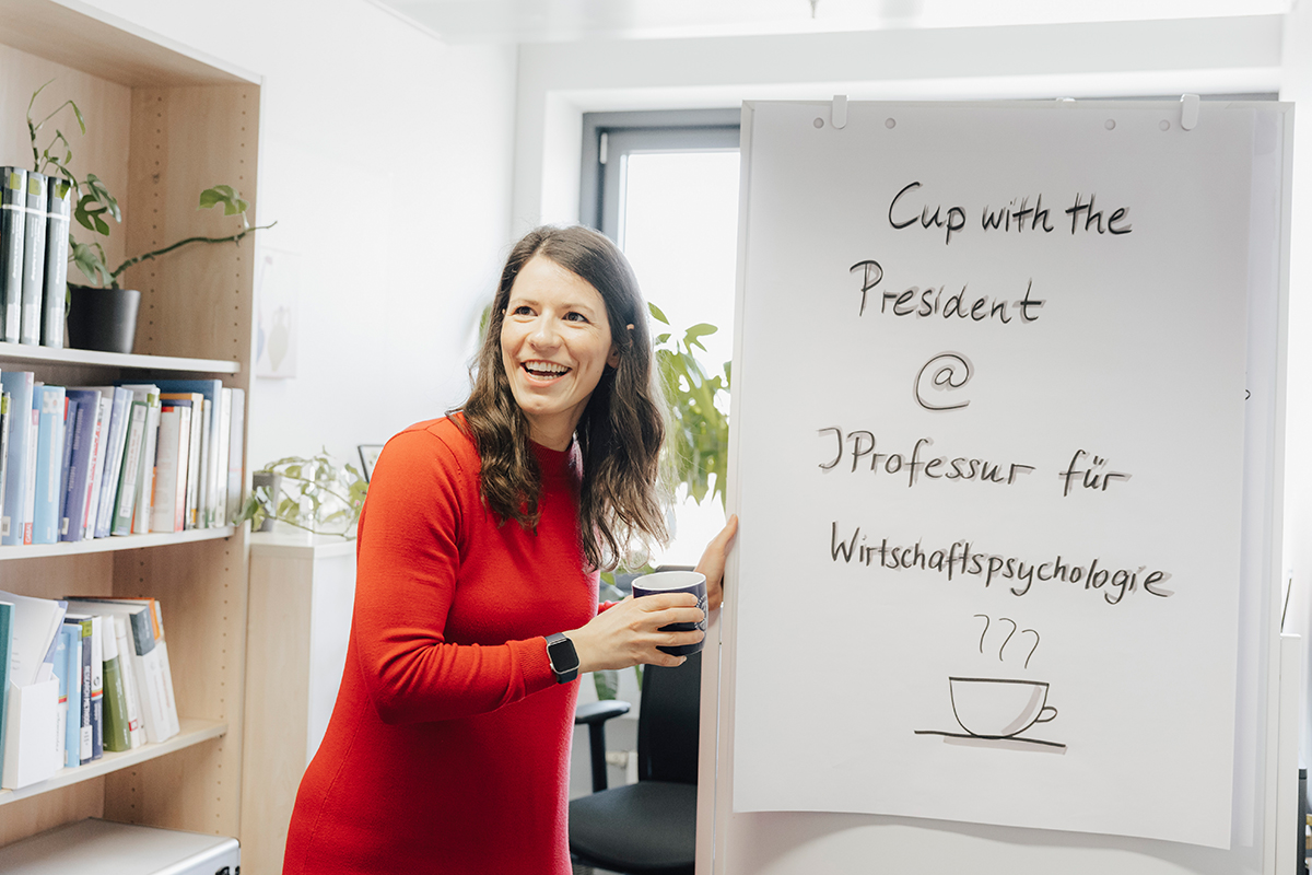 Lisa Handke vor einem Whiteboard auf dem steht: A Cup with the president.