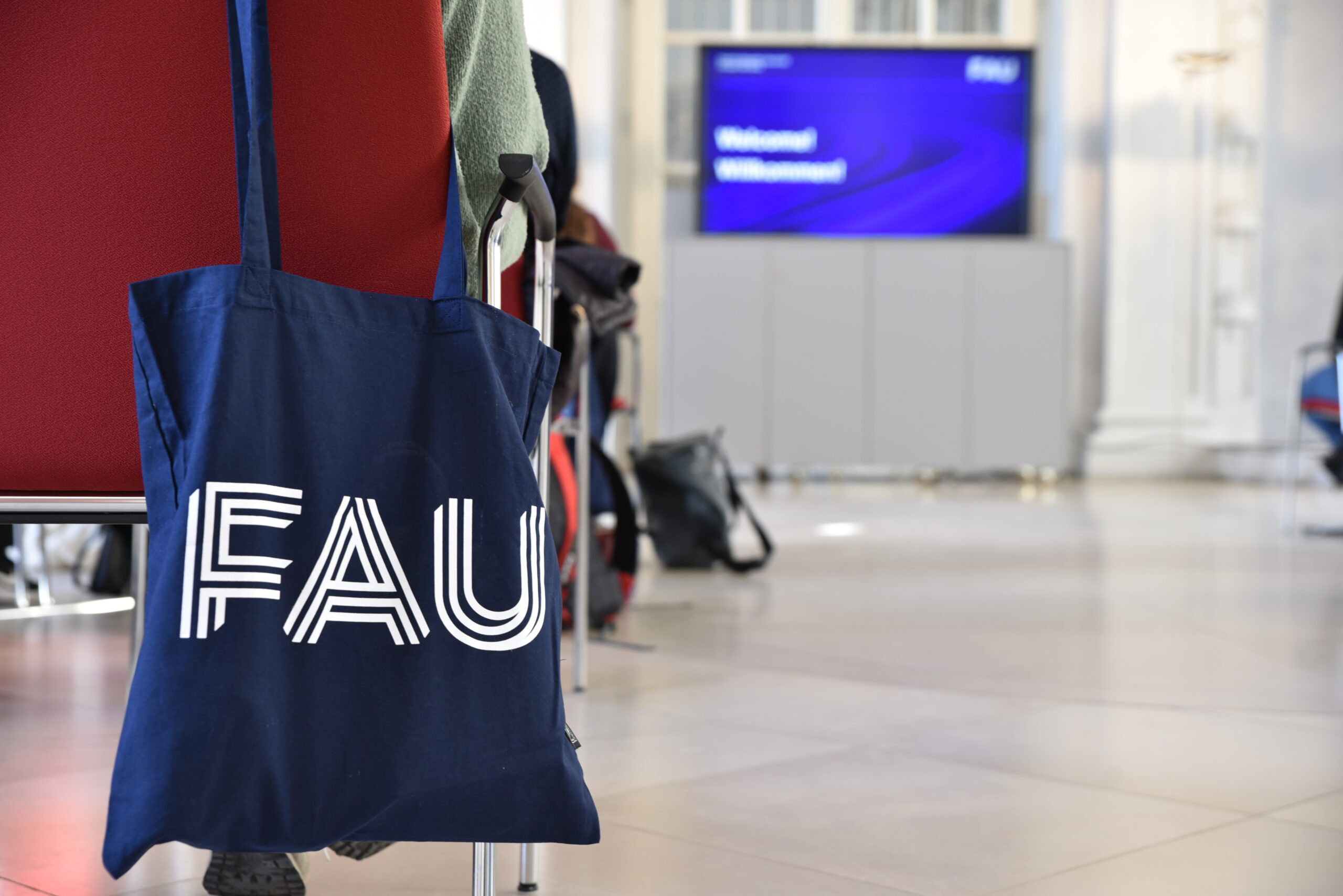 FAU-Stoffeutel hängt über Stuhllehne
