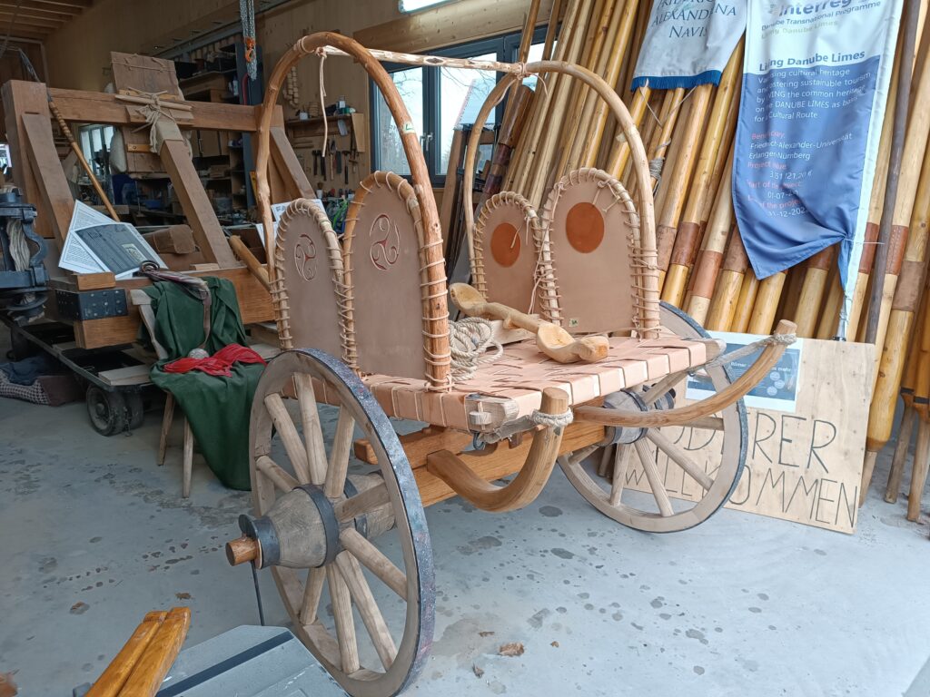 Fertiggestellter Keltenwagen, ein Holzwagen mit zwei Rädern, der gezogen wird