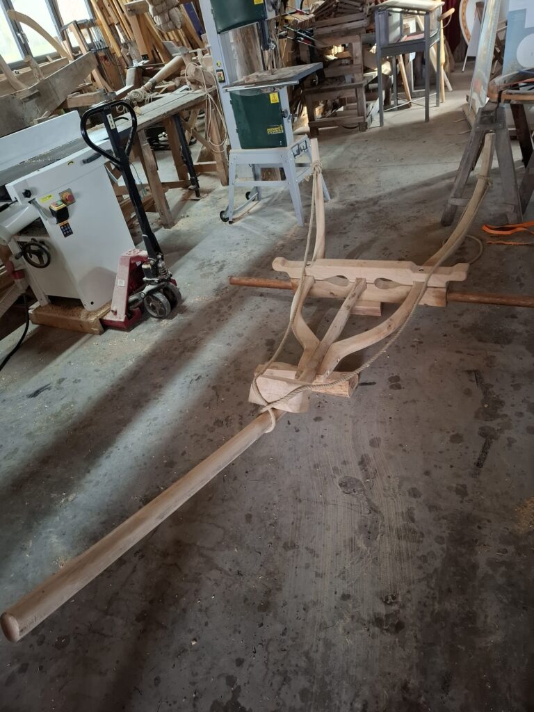 Längsfederung des Keltenwagens, eine längliche Konstruktion aus Holz