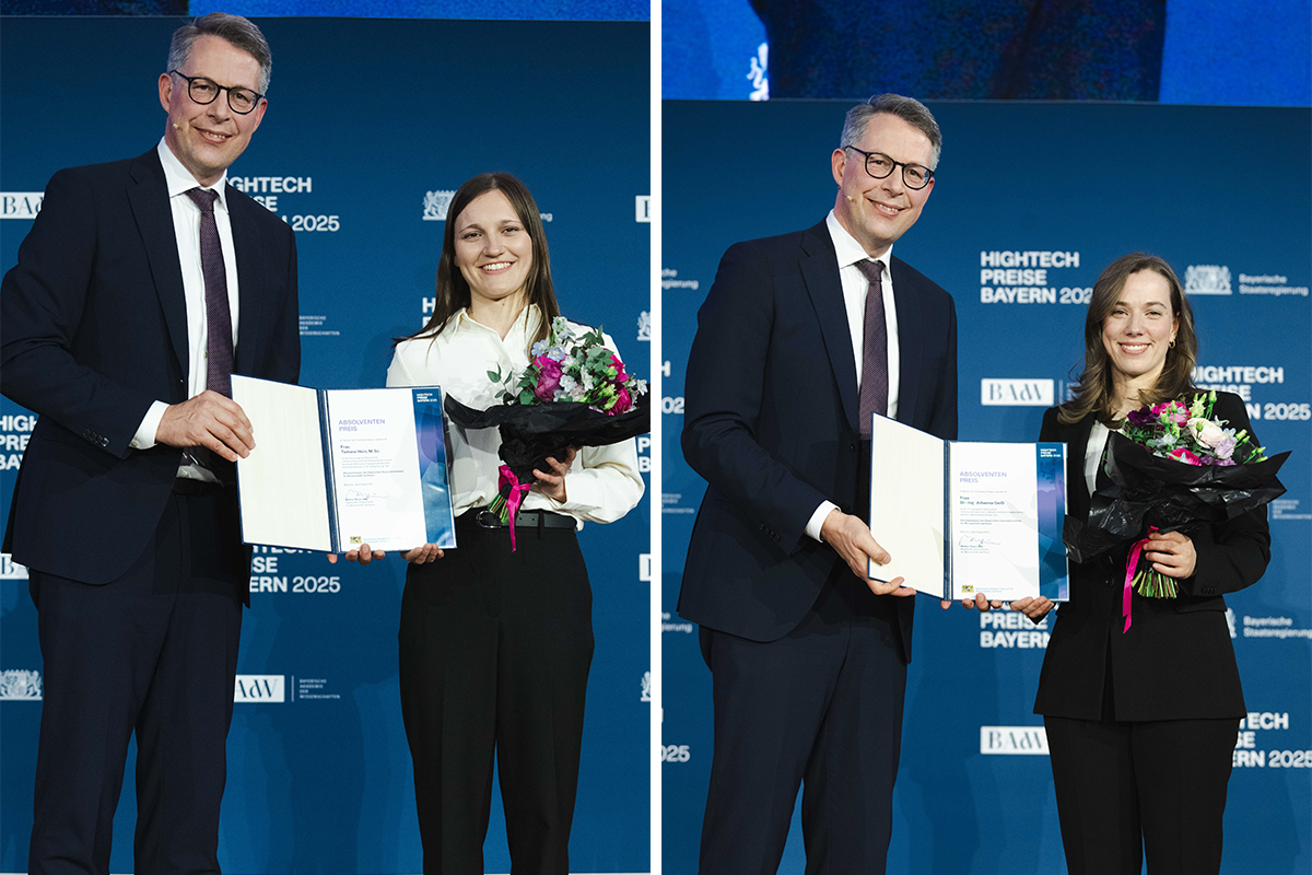 2 junge wissenschaftlerinnen mit Blumengestecken und ihren Urkunden mit einem Mann mittleren Alters.