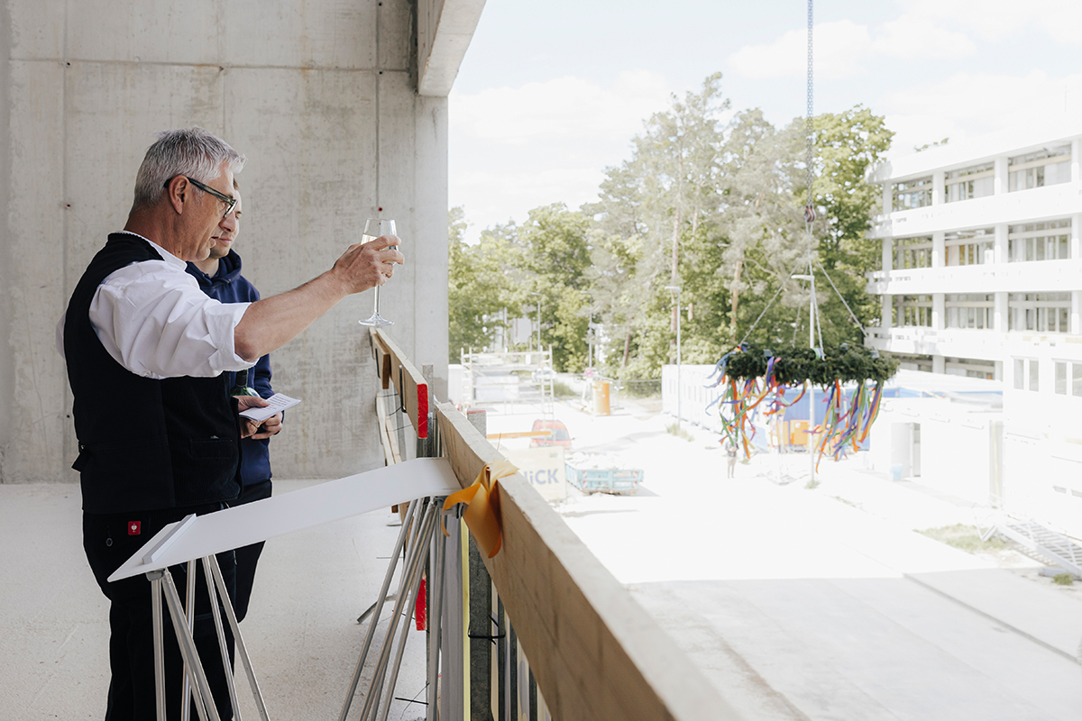 Handwerkermeister mit Glas in der Hand.