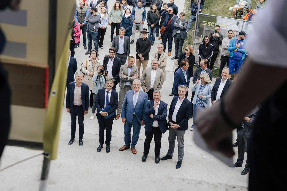 3 Minister und fAU Präsident im Publikum.