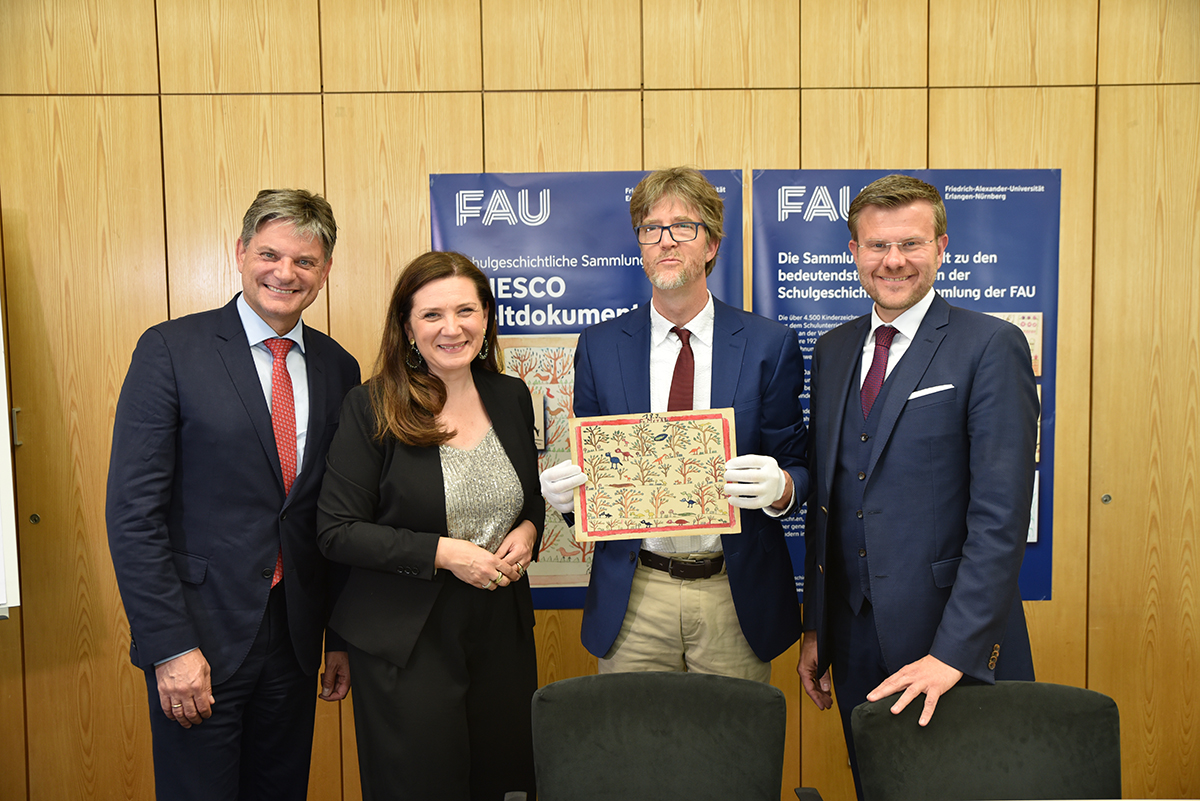 (v.l.) FAU-Präsident Prof. Dr. Joachim Hornegger, Nürnbergs Schulreferentin Cornelia Trinkl, Leiter des FAU Schulmuseums Dr. Mathias Rösch, Nürnbergs Oberbürgermeister Dr. Markus König.