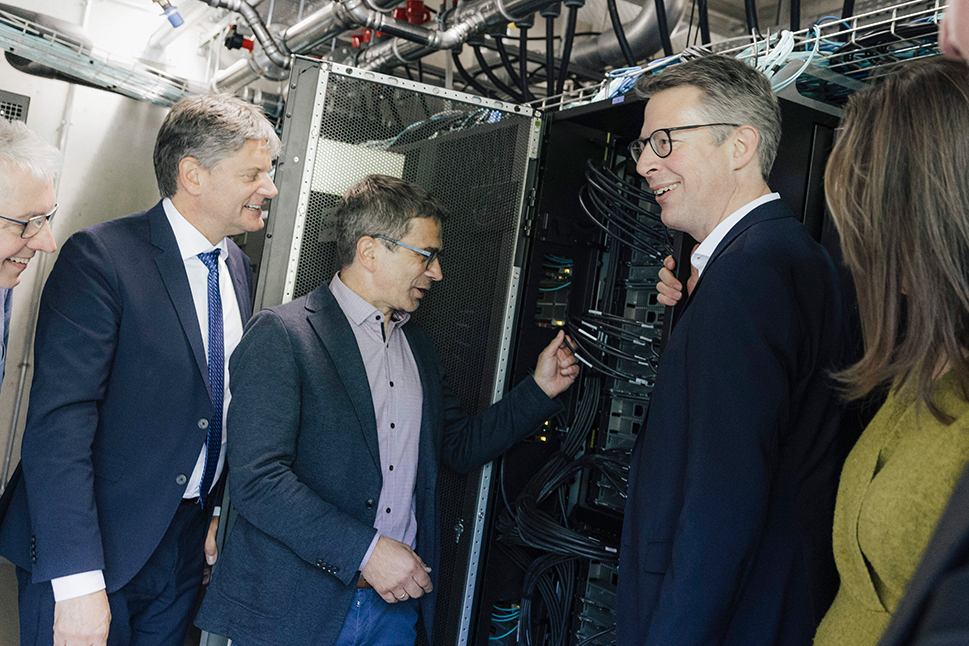 Staatsminister Blume (r.) besuchte das NHR@FAU. Direktor Prof. Dr. Gerhard Wellein (m.) und FAU-Präsident Prof. Dr. Joachim Hornegger (l.) begleiteten ihn dabei.