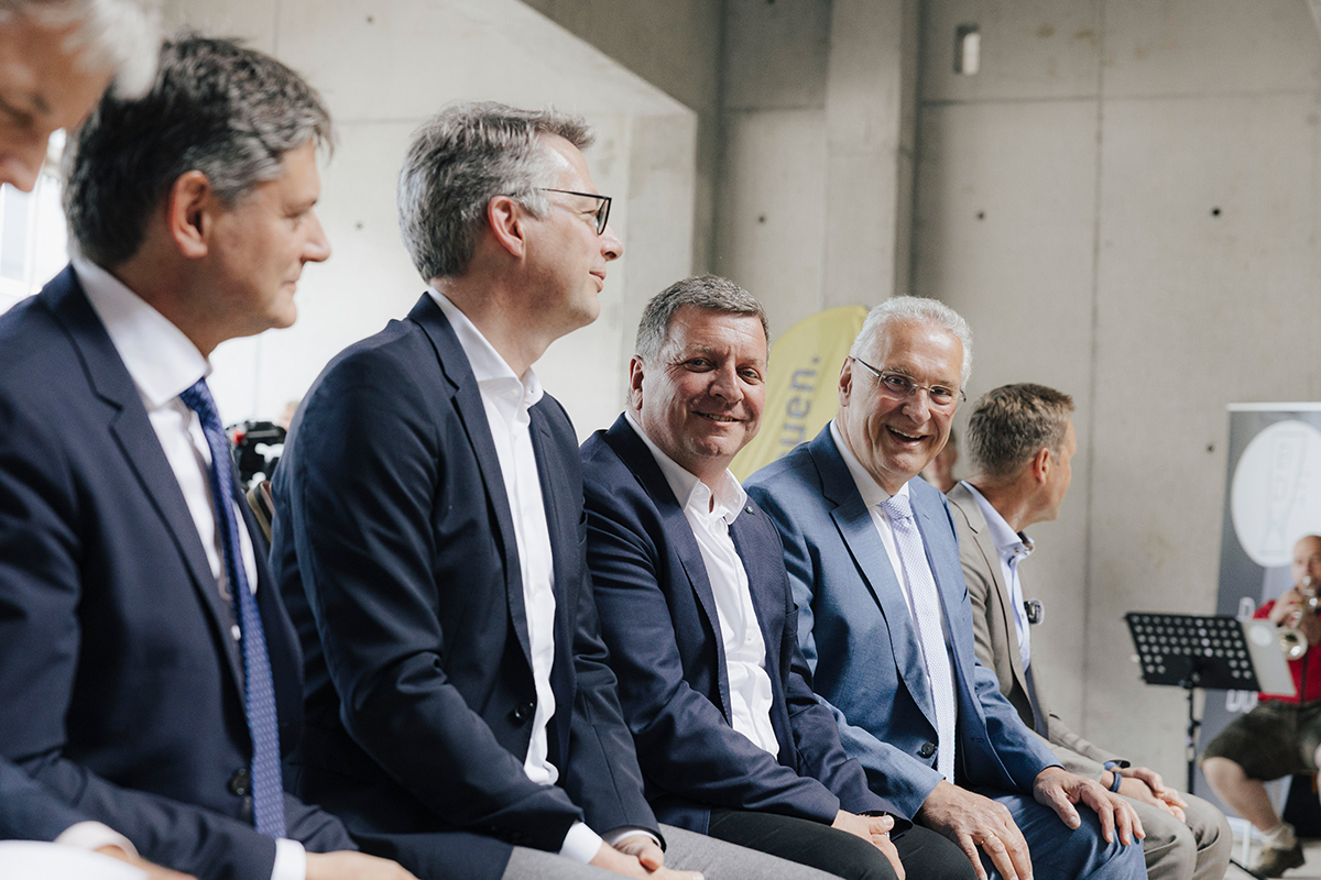 3 Minister und FAU-Präsident sitzen auf einer bank.