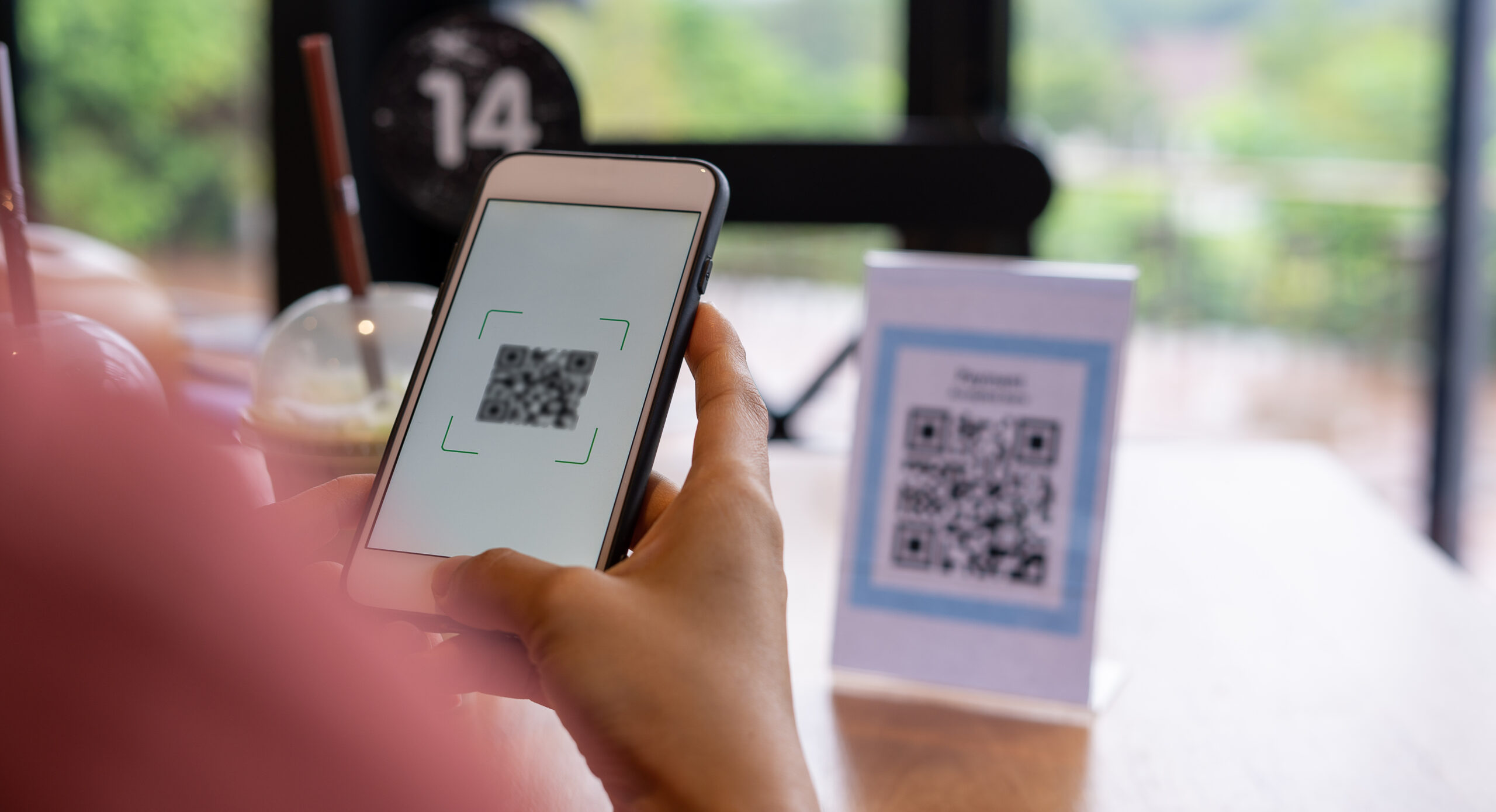 eine Person scannt einen Qr-Code mit einem Smartphone