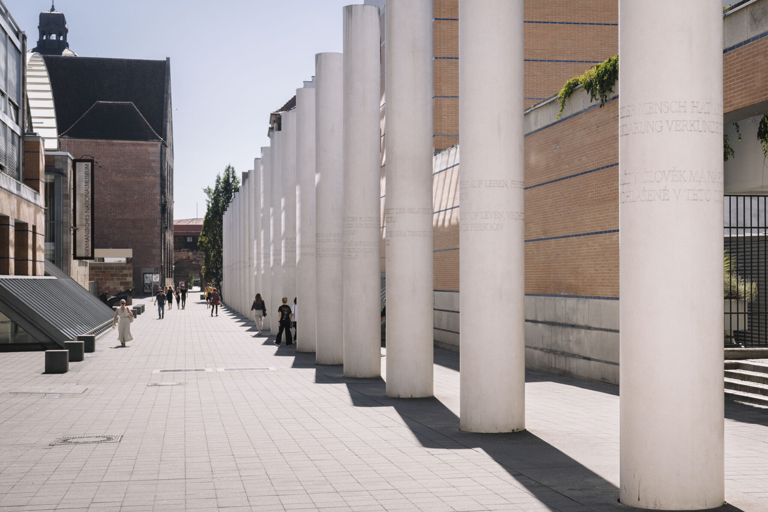 Die Straße der Menschenrechte in Nürnberg mit ihren Kalksteinsäulen in die die Artikel der Menschenrechte eingemeißelt sind.