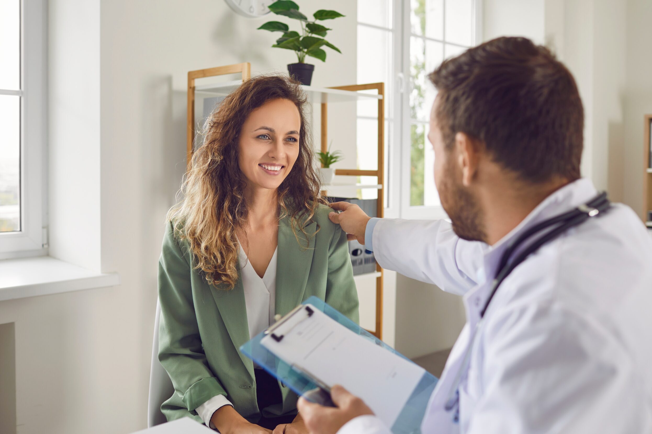 Arzt spricht mit Patientin