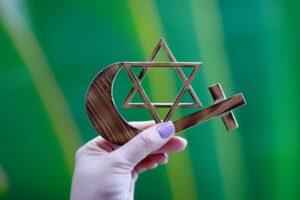 Symbole der 3 großen monotheistischen Religionen Judentum, Chritentum und Islam,