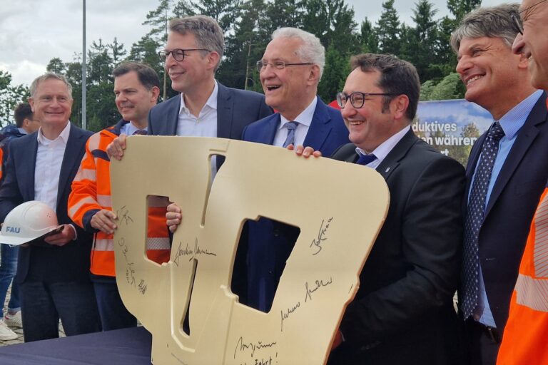 Teststrecke für induktives Laden auf der A6 startet