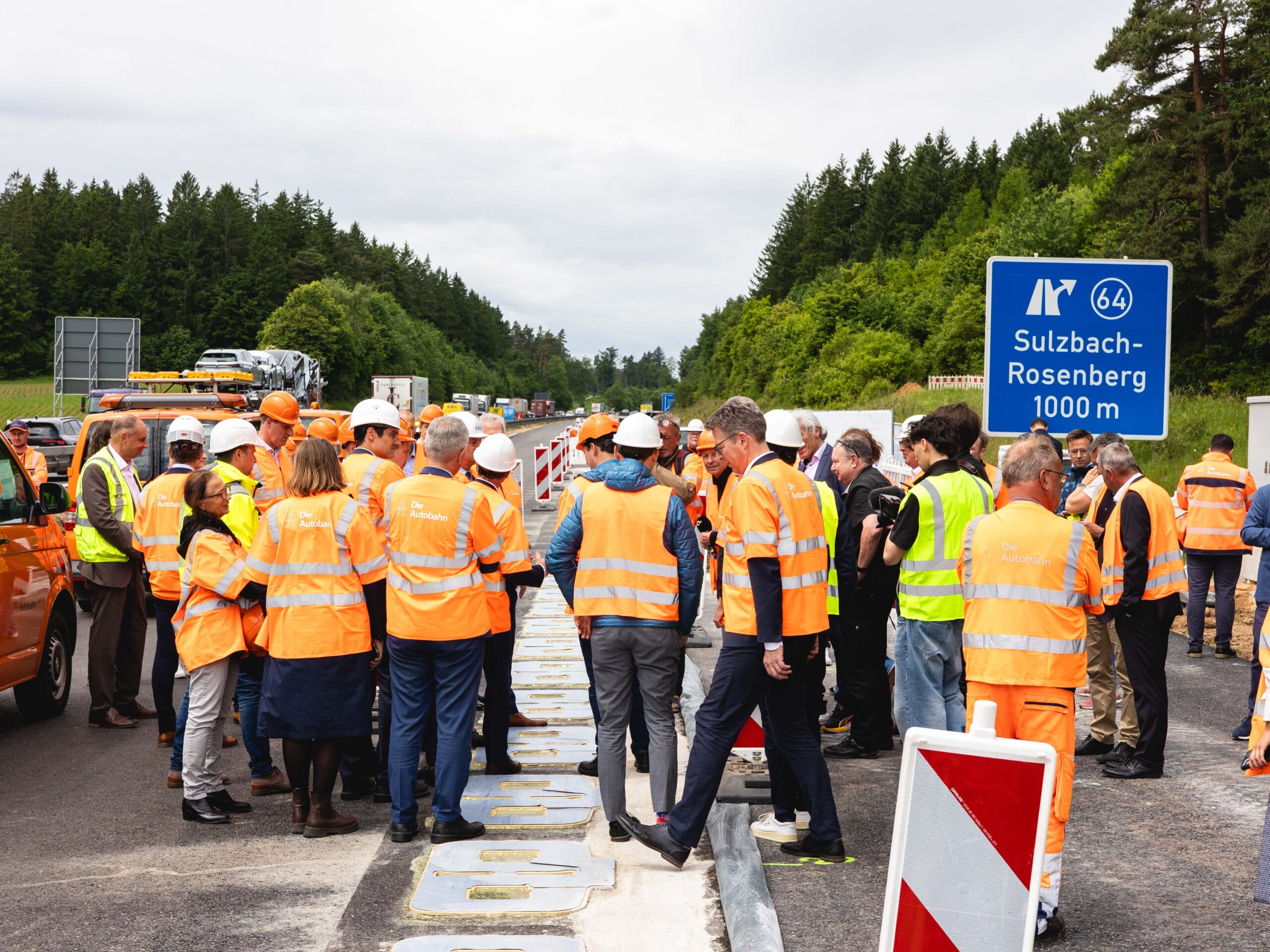 Eine Menschengruppe steht auf einem abgesperrten Autobahnbereich