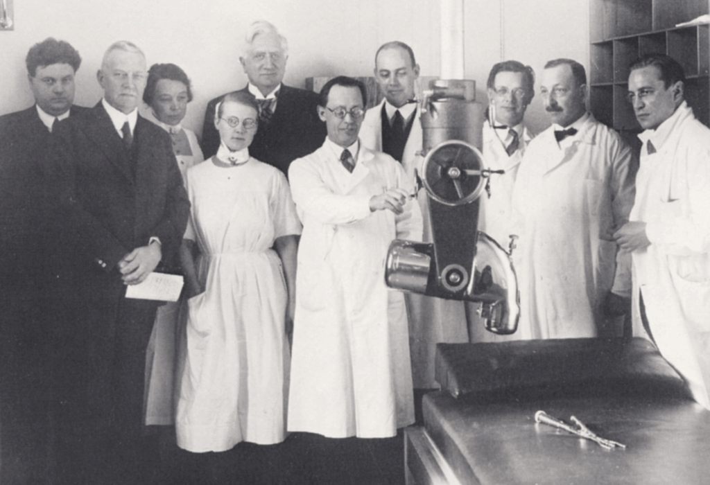 schwarz-weiß Foto der Forschergruppe.