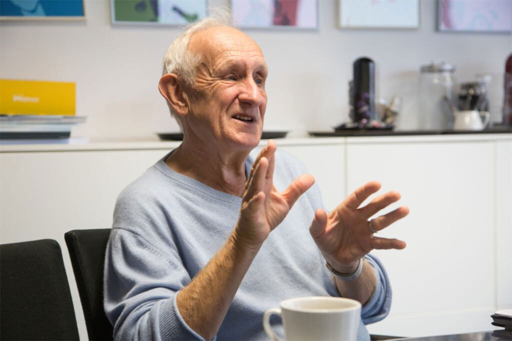 John Bessant erklärt etwas sitzend.