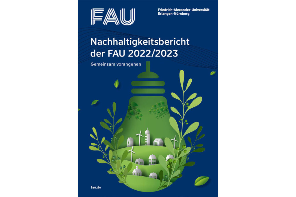 Blaues Plakat der Friedrich-Alexander-Universität Erlangen-Nürnberg auf dem Nachhaltigkeitsbericht der FAU 2022/2023 über einer grünen Abbildung in Form einer Glühbirne steht.