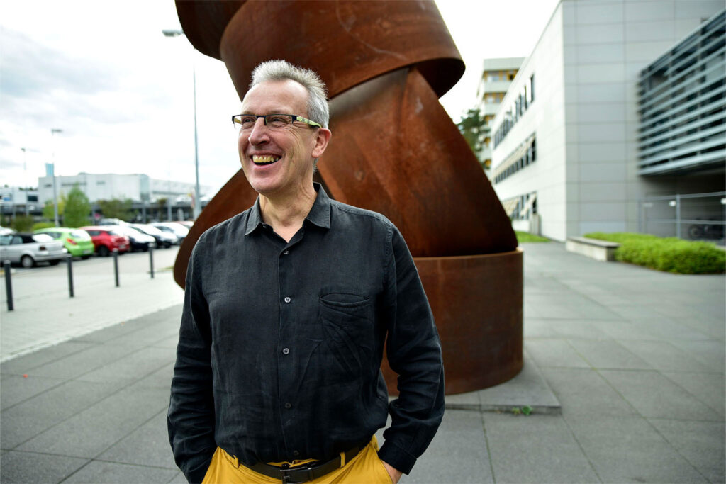 Bild von Enrique Zuazua vor einer Statue.