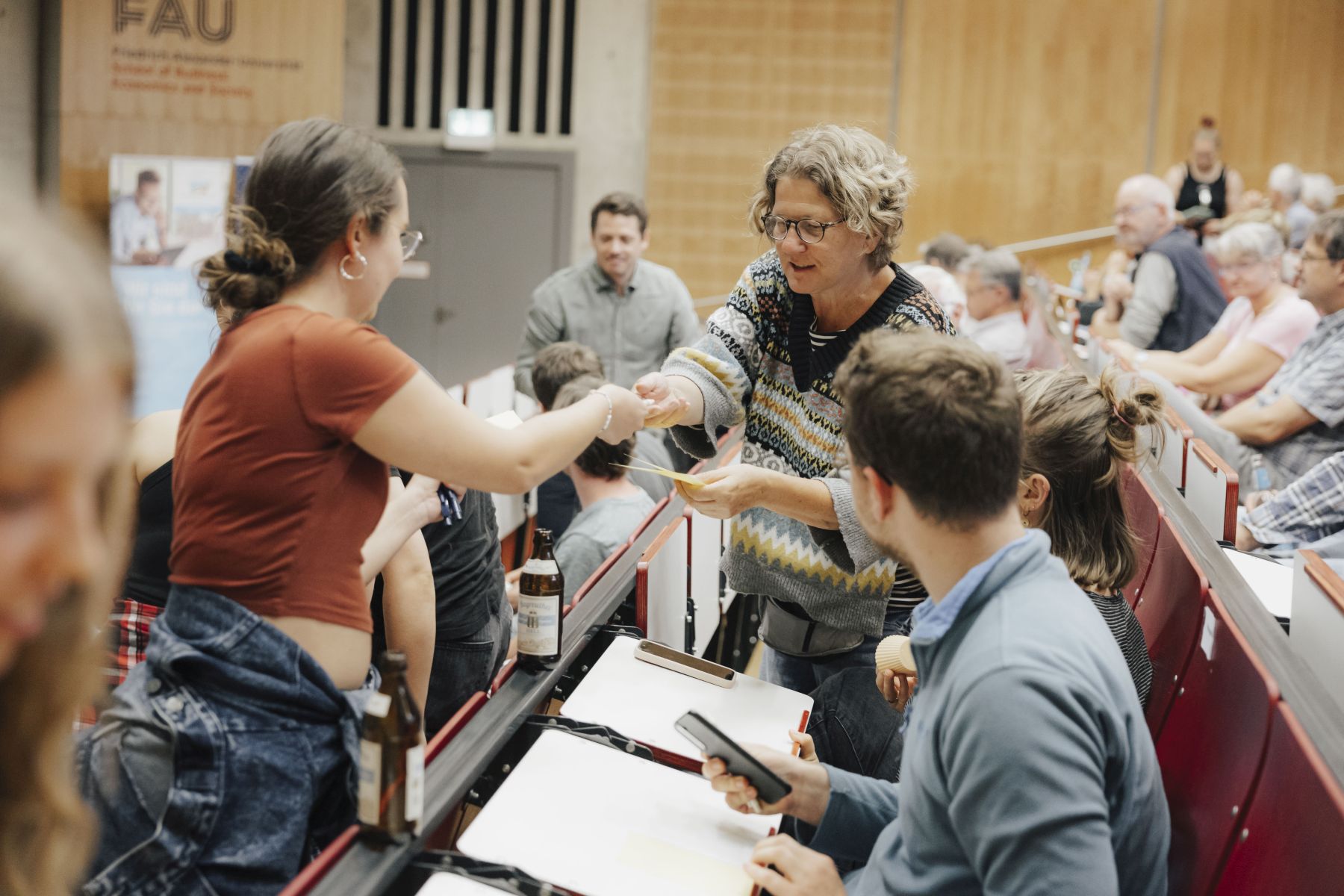 Es werden beschriebene Zettel eingesammelt